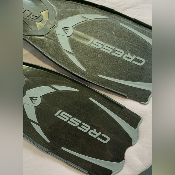 Cresi Snorkeling Set - Mask, Snorkel, and Flippers - Men’s 6.5 - Black/Silver - Picture 6 of 8